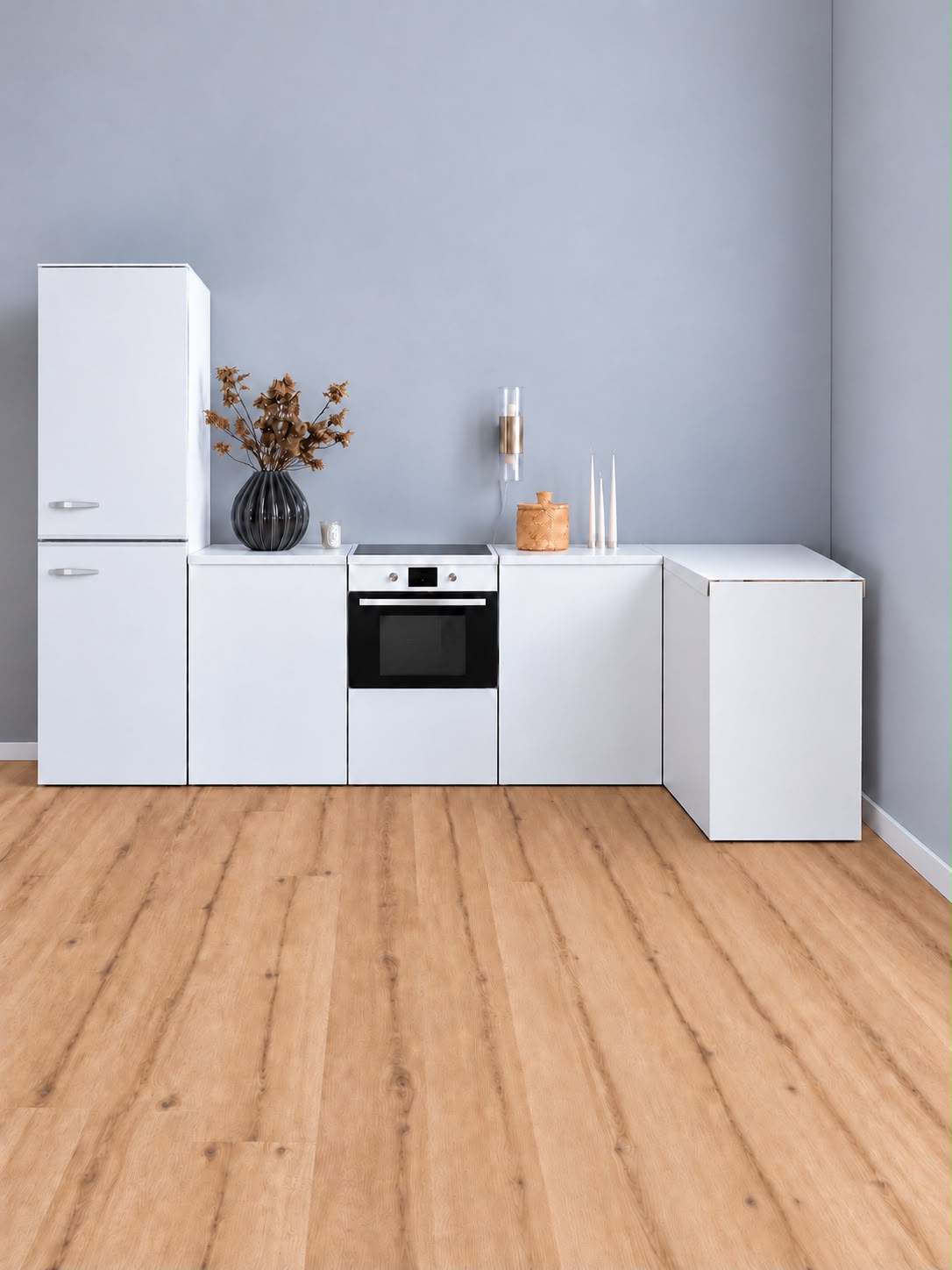 Cuisine factice ESSENTIAL blanche en L de 300 × 120 cm avec faux réfrigérateur