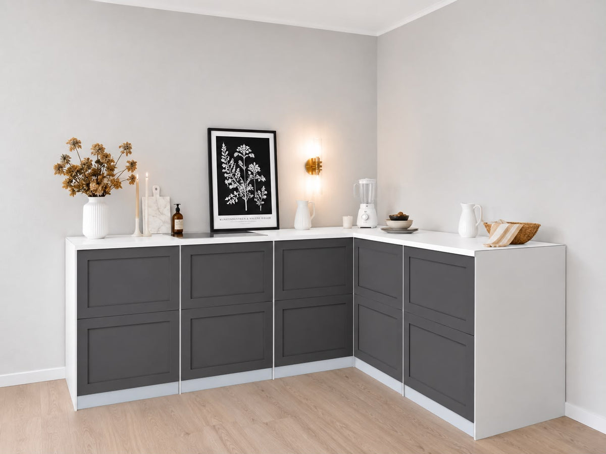 Cuisine en carton en L 240 × 180 cm avec façades anthracite et plinthes bleu glacier