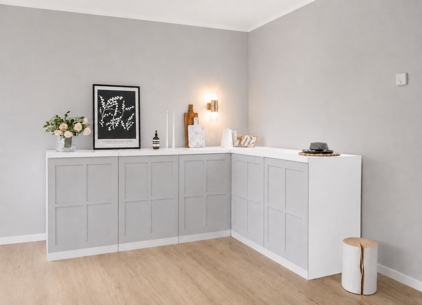 Cuisine en carton 240 × 180 cm en forme de L en gris clair pour le Home Staging