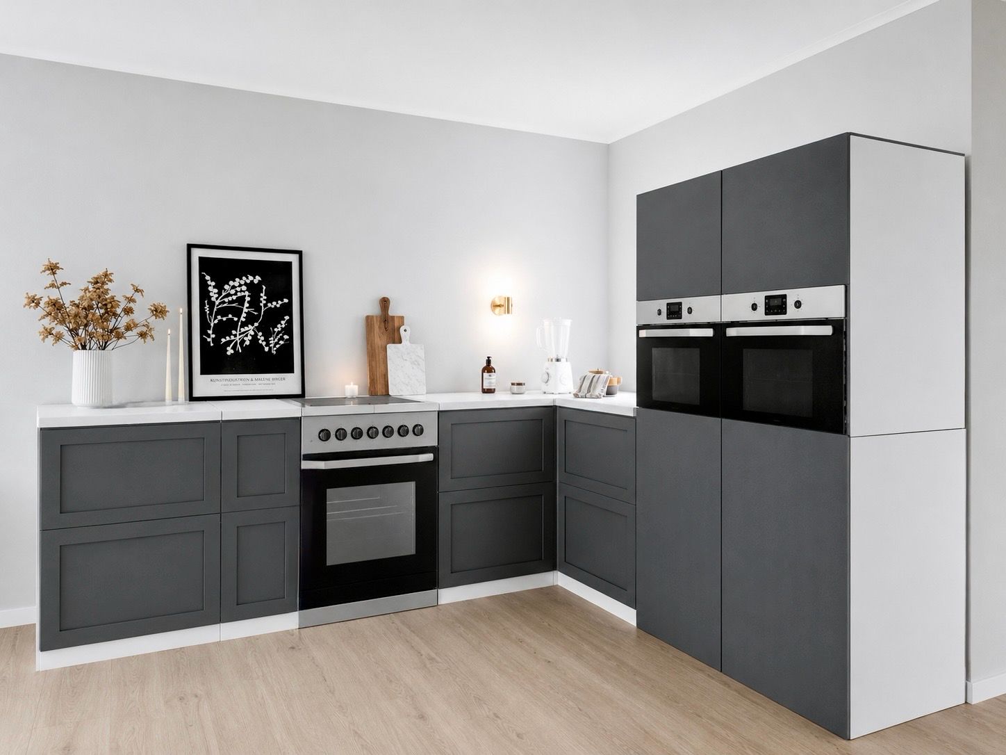 Cuisine en carton 270 × 240 cm avec deux colonnes en anthracite pour le Home Staging