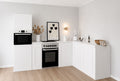 Cuisine d'angle en carton 270 × 180 cm avec colonne et maquette de cuisinière | Home Staging
