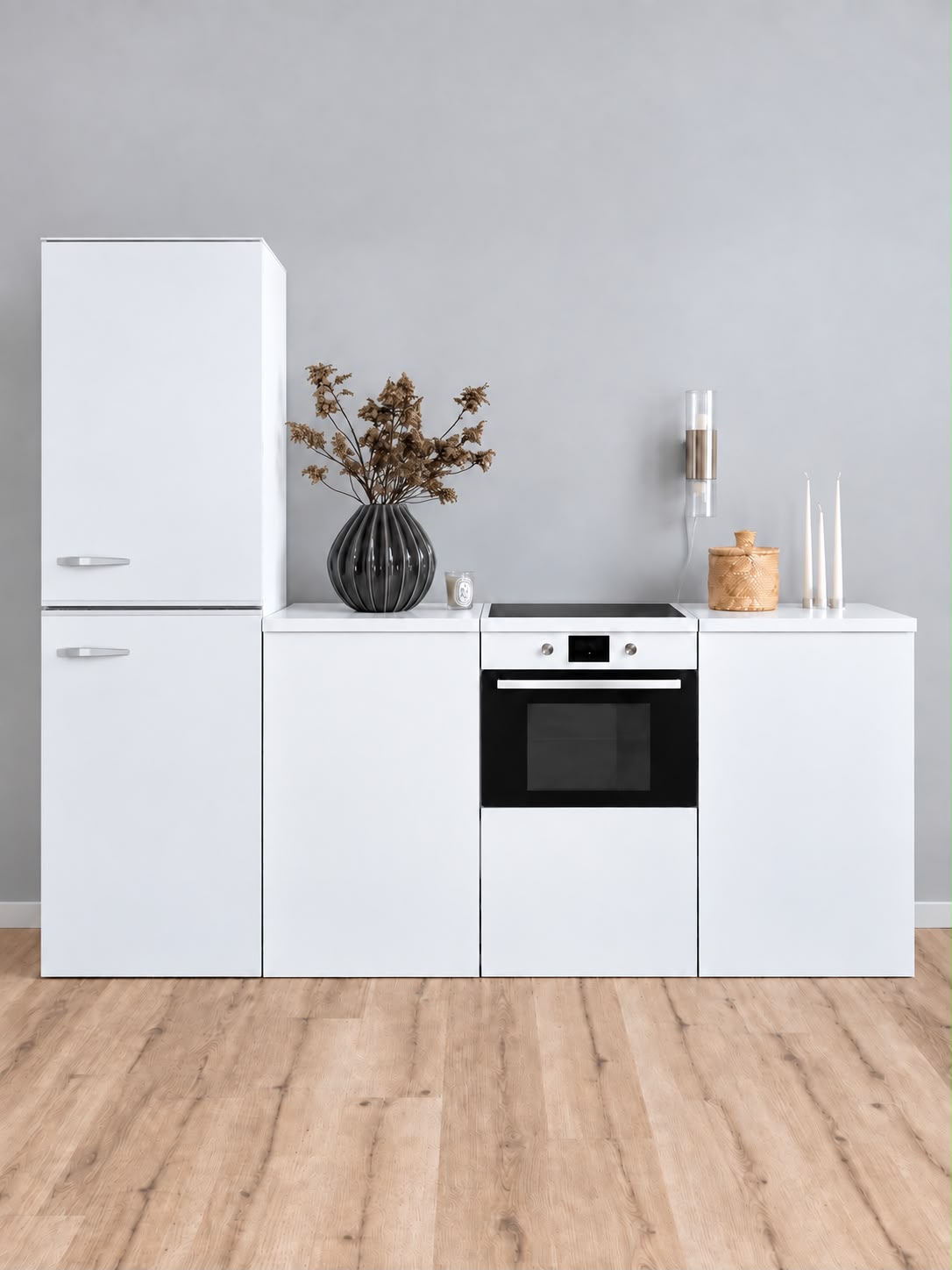 Cuisine ESSENTIAL blanche en carton 240 cm avec réfrigérateur factice